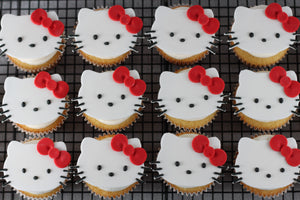 Cupcakes with Fondant Cat Toppers